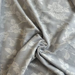 Lente katoen met bloemen in donker blauw