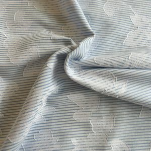 Lente katoen met bloemen in licht blauw