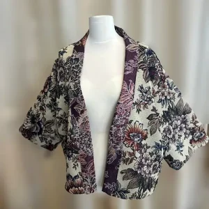 Zelfgenaaid kimono-jasje in lichte jacquard met contrasterende kraag