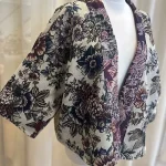 kimono-jasje in bloemenjacquard, schuin vooraanzicht