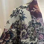 Detail van de brede kraag van het kimono-jasje