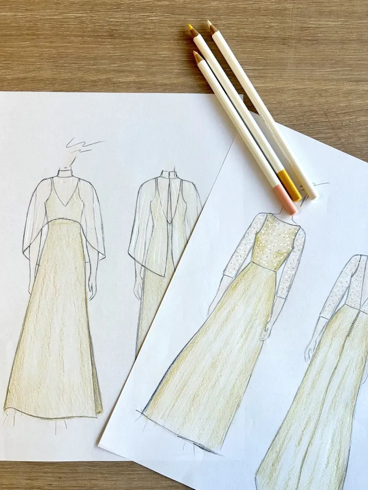 Ontwerpschetsen van een bruidsjurk op maat met kleurpotloden